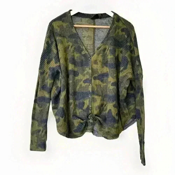 Urban Outfitters Out from Under Camouflage Button Up Thermal Size Small - Picture 1 of 8